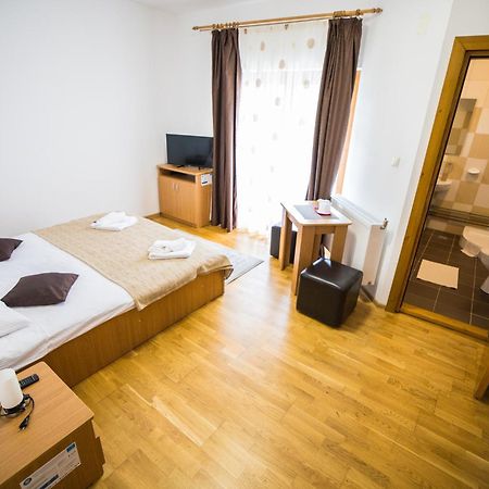 Pensiunea Codruta Cărpinişu Exteriör bild